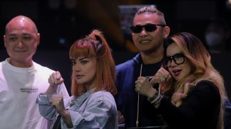 Penyanyi Irma Darmawangsa dan Barbie Kumalasari berpose usai konferensi pers jelang Holywings Sport Show di Holywings Gatsu Club V, Jakarta, Senin (6/6/2022). [Suara.com/Angga Budhiyanto]