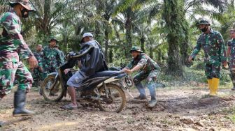 Kala Tentara 'Gempur' Jalan Berlumpur, Perbaiki Akses Masa Depan di Tanah Leluhur