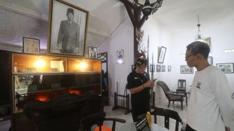 Pengunjung mengamati foto yang dipajang di rumah masa kecil Bung Karno Situs Persada Soekarno Ndalem Pojok, Kediri, Jawa Timur, Minggu (5/6/2022). ANTARA FOTO/Prasetia Fauzani