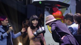 Penyanyi Dinar Candy dan aktris Nikita Mirzani bersiap memberikan keterangan saat konferensi pers jelang Holywings Sport Show di Holywings Gatsu Club V, Jakarta, Senin (6/6/2022). [Suara.com/Angga Budhiyanto]