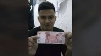Pria Ini Tunjukkan Uang Kiriman Ibunya yang Diletakkan di Dalam Karung Beras, Netizen Ikut Mewek Dengar Ceritanya