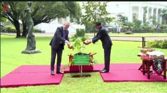 Mampir ke Resto Raya Usai Tanam Pohon Kamper, Jokowi Ajak PM Australia Gowes Sepeda Bikinan Alumni ITB