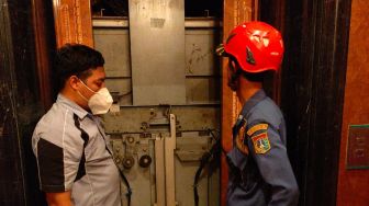 Warga Terjebak Dalam Lift di Lantai 20 Apartemen, Damkar Jakpus Lakukan Evakuasi
