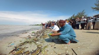 Hari Lingkungan Hidup Sedunia, Warga Batu Beriga Gelar Upacara Selamat Laut