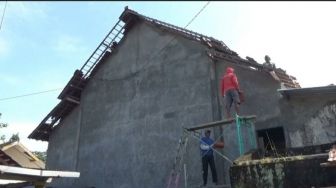 Pasca Diterjang Angin Kencang, Warga Gotong Royong Perbaiki Bangunan Rusak.