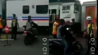 Detik-Detik Pria Nyaris Tertabrak Kereta di Pintu Perlintasan Tanpa Palang, Videonya Buat Netizen Naik Pitam