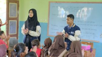 Bagikan Peralatan Sekolah hingga Pengenalan Lingkungan, SG Goes To School Kembali Digelar
