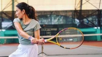 Aksi Dian Sastrowardoyo Latihan Tenis Bikin Kaum Hawa Insecure: Cantik, Tanpa Celah