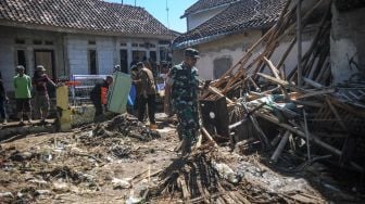 Anggota TNI dan relawan membantu menyelematkan berbagai barang milik warga pascabanjir bandang di Kampung Kaum Kidul, Ciwidey, Kabupaten Bandung, Jawa Barat, Selasa (7/6/2022). ANTARA FOTO/Raisan Al Farisi