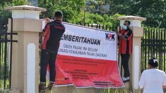 Tunggak Pajak Belasan Miliar, KPK Pasang Spanduk Penagihan PAP di PT SDIC Papua Cement