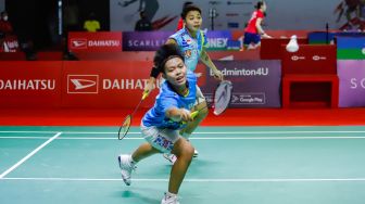 Pebulu tangkis ganda putri Indonesia Apriyani Rahayu dan Siti Fadia Silva Ramadhanti melakukan serangan kepada pebulu tangkis ganda putri Belanda Debora Jille dan Cheryl Seinen pada babak kualifikasi Daihatsu Indonesia Master 2022 di Istora Senayan,  Jakarta Pusat, Selasa (7/6/2022). [Suara.com/Alfian Winanto]