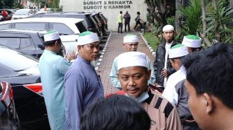 Pimpinan Khilafatul Muslimin Abdul Qadir Ditangkap, Simpatisan Sambangi Polda Metro Jaya