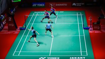 Pebulu tangkis ganda putra Indonesia Mohammad Ahsan dan Hendra Setiawan  melakukan serangan kepada pebulu tangkis ganda Denmark Jeppe Bay dan Lasse mohhede pada babak kualifikasi Daihatsu Indonesia Master 2022 di Istora Senayan,  Jakarta Pusat, Selasa (7/6/2022). [Suara.com/Alfian Winanto]