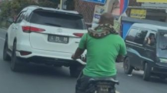 Berkendara Sambil Bawa Ular di Leher, Pemotor Ini Buat Publik Heboh