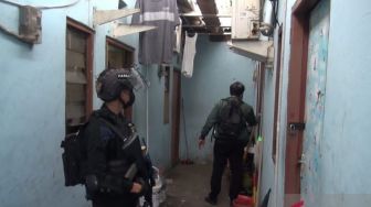 Tangkap Bandar Sabu di Kampung Ambon Cengkareng, Polisi Dua Kali Diserang Massa