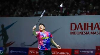 Pebulu tangkis ganda putra Indonesia Mohammad Ahsan dan Hendra Setiawan  melakukan serangan kepada pebulu tangkis ganda Denmark Jeppe Bay dan Lasse mohhede pada babak kualifikasi Daihatsu Indonesia Master 2022 di Istora Senayan,  Jakarta Pusat, Selasa (7/6/2022). [Suara.com/Alfian Winanto]