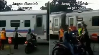 Viral Pemotor Ngotot Ingin Terobos Palang Kereta, Nyawa Nyaris Melayang