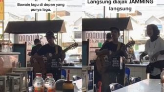 Viral Pengamen Bawain Lagu Kotak Tak Sadar Disamperin Vokalisnya Langsung