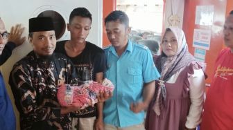 Seorang Ibu di Bawean Gresik Melahirkan Secara Dramatis di Atas Kapal, Alat Medis Seadanya