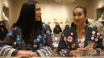 Aktris yang juga pendiri Tulola Jewelry Happy Salma (kanan) didampingi rekan bisnisnya Sri Luce Rusna menjawab pertanyaan dari awak media saat peresmian butik Tulola Jewelry di Senayan City, Jakarta, Rabu (8/6/2022). [Suara.com/Angga Budhiyanto]