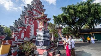 Umat Hindu mengikuti sembahyang Hari Raya Galungan di Pura Agung Sriwijaya, Palembang, Sumatera Selatan, Rabu (8/6/2021). [ANTARA FOTO/Nova Wahyudi/rwa]