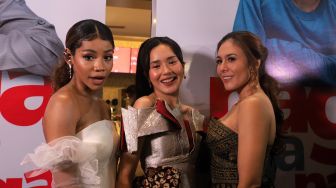 Pemain film Naga Naga Naga, Wulan Guritno (kanan), Cut Putri Tshabina (tengah), dan Zsa Zsa Utari berpose saat ditemui di Epicentrum XXI, Jakarta, Rabu (8/6/2022). [Suara.com/Angga Budhiyanto]