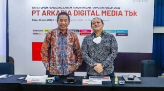 dari kiri : jajaran Direksi PT Arkadia Digital Media, Direktur Utama Suwarjono dan Direktur Erfan Suryono   saat Public Expose di Jambuluwuk Thamrin Hotel, Jakarta, Rabu (8/6/2022). [Suara.com/Alfian Winanto]