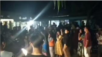 Viral Video Satu Kampung Usir Wanita yang Diduga Punya Suami Dua, Publik: Kasihan Anak Jadi Korban