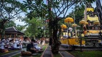 Umat Hindu mengikuti persembahyangan Hari Raya Galungan di Pura Aditya Jaya, Rawamangun, Jakarta, Rabu (8/6/2022). [ANTARA FOTO/Aprillio Akbar/rwa]