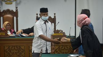 Terdakwa Kepala Bidang Pembibitan dan Produksi Dinas Peternakan Aceh, Alimin Hasan (ketiga kanan) bersalaman dengan pengacaranya seusai sidang dengan agenda pembacaan putusan majelis hakim di Pengadilan Tipikor Banda Aceh, Aceh, Selasa (7/6/2022). [ANTARA FOTO/Ampelsa/foc]