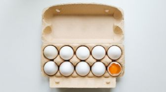 Viral Bocil Pecahkan Banyak Telur Cuma untuk Bermain, Reaksi Ibu Tak Terduga