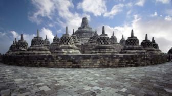 Aturan Baru Naik Candi Borobudur, Harus Pakai Tour Guide hingga Alas Kaki Khusus