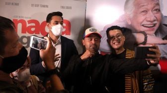 Pemain film Naga Naga Naga, Darius Sinathrya (kedua kiri), Mike Muliadro (tengah), dan Uli Herdinansyah berswafoto saat ditemui Epicentrum XXI, Jakarta, Rabu (8/6/2022). [Suara.com/Angga Budhiyanto]