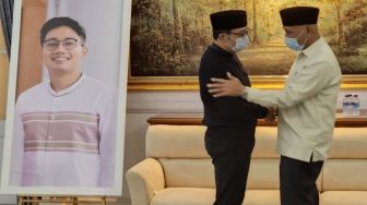 Doa Gubernur Sumbar Saat Takziah ke Rumah Ridwan Kamil: Insya Allah mmeril Kahn Mumtadz Syahid