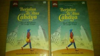 Menapaki Jejak Islam di Benua Biru, Ulasan Buku Berjalan di Atas Cahaya