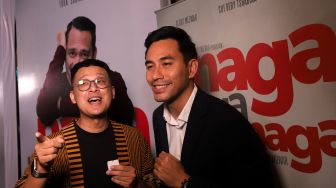 Pemain film Naga Naga Naga, Darius Sinathrya (kanan) dan Uli Herdinansyah berpose saat ditemui Epicentrum XXI, Jakarta, Rabu (8/6/2022). [Suara.com/Angga Budhiyanto]