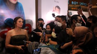 Pemain film Naga Naga Naga, Wulan Guritno memberikan keterangan pers di Epicentrum XXI, Jakarta, Rabu (8/6/2022). [Suara.com/Angga Budhiyanto]