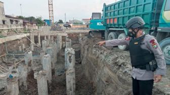 Pekerja Bangunan di Medan Temukan Benda Berkarat Berwarna Hitam Saat Mencangkul Tanah