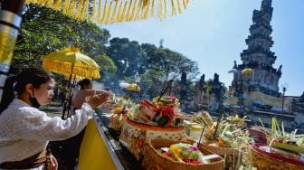 Umat Hindu menghaturkan sesajen saat persembahyangan Hari Raya Galungan di Pura Jagatnatha, Denpasar, Bali, Rabu (8/6/2022). [ANTARA FOTO/Fikri Yusuf/rwa]
