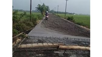 Jalan Cor Baru di Grobogan Rusak Akibat Pengendara Nekat Lewat, Netizen: Jangan Salahkan Pemerintah!