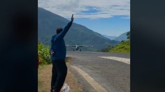 Video Viral Warga Papua Setop Pesawat seperti Nyetop Angkot, Publik: Mana nih Para Sultan?