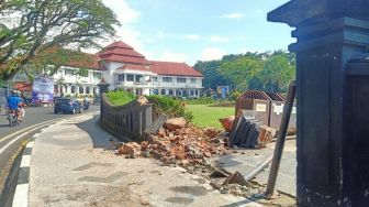 Terjadi Lagi, Pagar Taman Alun-alun Kota Malang Ambruk Ditabrak Pengendara Mobil