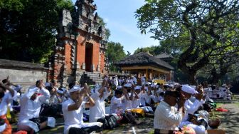 Umat Hindu bersembahyang saat Hari Raya Galungan di Pura Jagatnatha, Denpasar, Bali, Rabu (8/6/2022). [ANTARA FOTO/Fikri Yusuf/rwa]