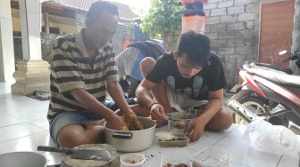 Rayakan Galungan Dengan Keluarga yang Berbeda Agama, Astawa Pilih Masak Hidangan Non Babi