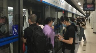 Suasana stasiun kereta metro bawah tanah (subway) Jinsong, Beijing, China, Selasa (7/6/2022), ramai oleh para penumpang yang turun dan naik. [ANTARA FOTO/M. Irfan Ilmie/foc]