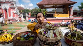 Umat Hindu mempersembahkan sesajen saat Hari Raya Galungan di Pura Agung Sriwijaya, Palembang, Sumatera Selatan, Rabu (8/6/2021). [ANTARA FOTO/Nova Wahyudi/rwa]