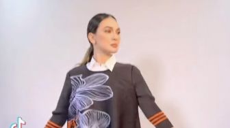 Viral di Tiktok, Luna Maya Jadi Sorotan Netizen Usai Ikut Tren Baju Turun Naik