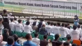 Spanduk Bertuliskan "Kembalikan Bupati Kami" di Pembukaan Piala Bupati Bogor Bikin Ricuh Publik: Terlihat Menjilat