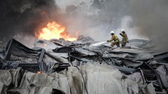 Petugas pemadam kebakaran berusaha memadamkan api yang membakar pabrik tiner di Curug, Kabupaten Tangerang, Banten, Kamis (9/6/2022).  ANTARA FOTO/Fauzan
