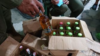 Duh, Satpol PP Samarinda Angkut Puluhan Botol Miras Ilegal dari 3 Titik